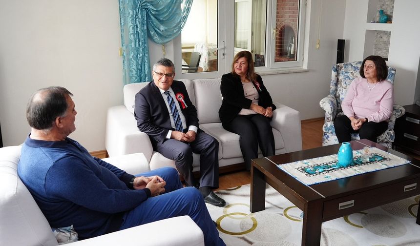 Vali Özarslan emekli öğretmenleri ziyaret etti