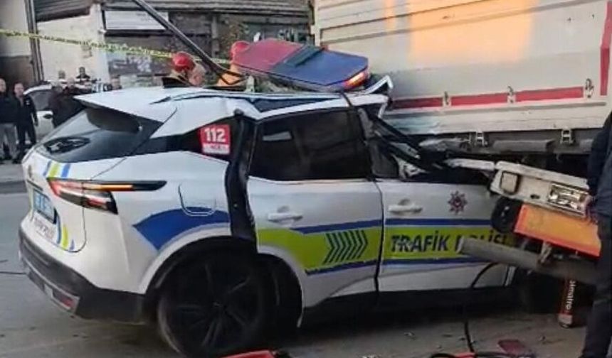 Ekip aracı tıra çarptı: 1 polis şehit oldu