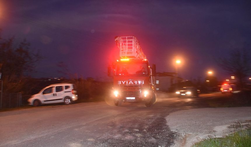 Yanan plastik kablo ekipleri harekete geçirdi