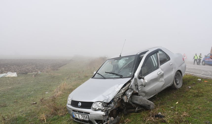 2 otomobilin çarpıştığı kazada 3 kişi yaralandı