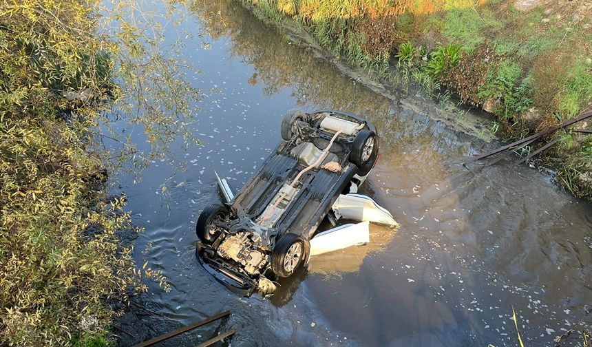 Dereye devrilen SUV tipi araçtaki 1'i çocuk, 2 kişi kurtarıldı