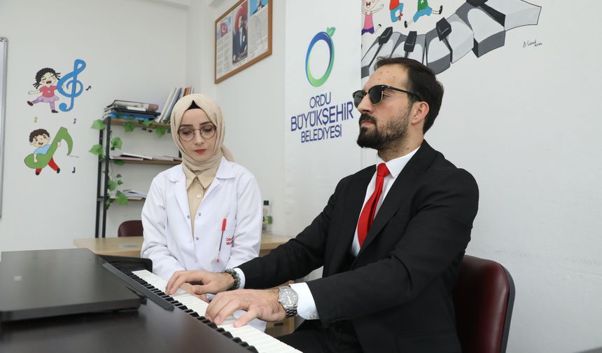 Görme engelli genç belediyenin düzenleği kursta piyano öğrendi