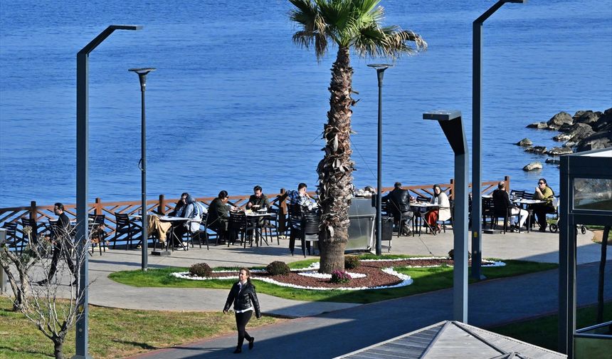 Güneşli havayı fırsat bilen vatandaşlar sahilde yürüyüş yaptı