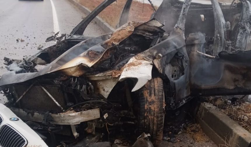 Refüje çarpıp yangın çıkan otomobilin sürücüsü yaralandı