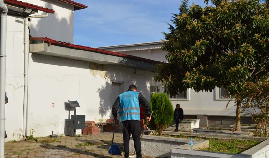 Yükümlüler temizlik ve çevre düzenlemesi çalışması yaptı