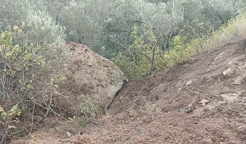 Düşen kaya parçası toprak kaymasına sebep oldu