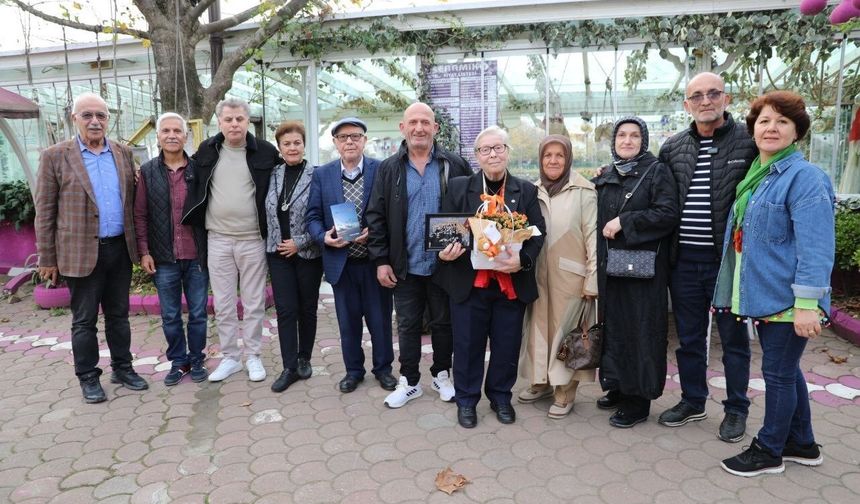 Emekli öğretmen öğrencileriyle 50 yıl sonra ilk kez buluştu