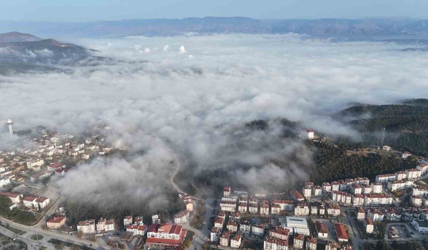 İlçe halkı güne sis perdesiyle uyandı