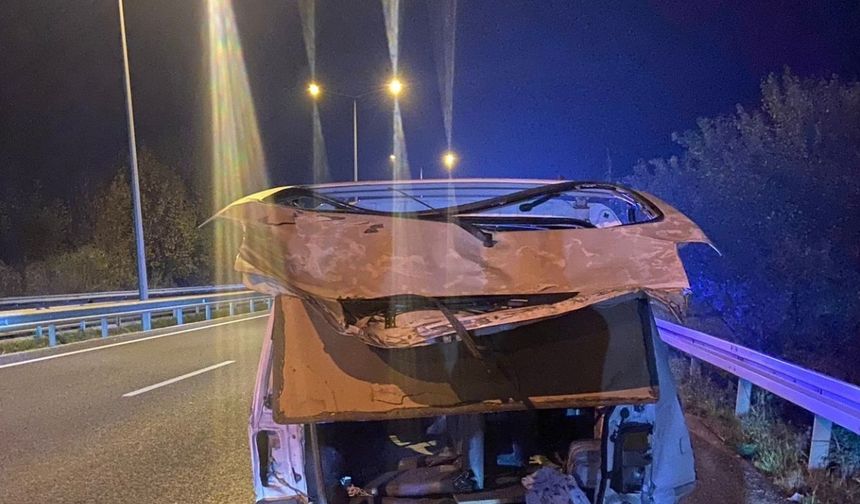 Kamyonet hafif ticari araca çarptı: 1 ölü, 4 yaralı