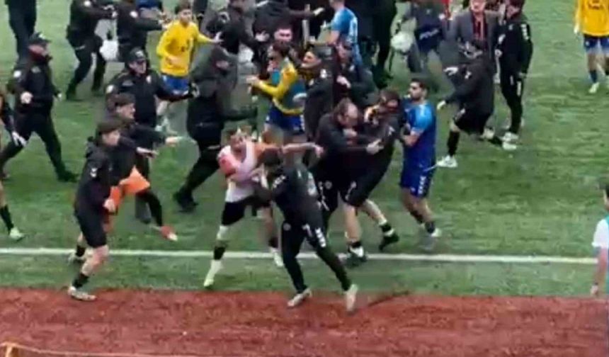 Karşılaşmada 24 kırmızı kart çıktı