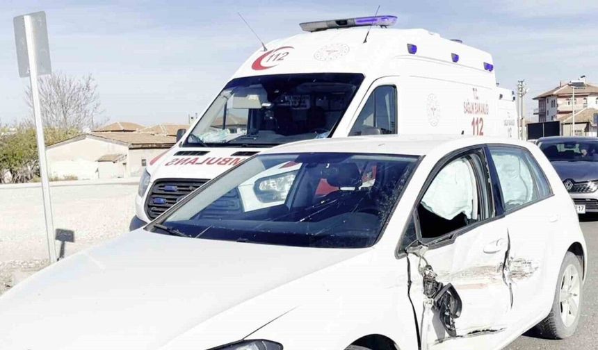 Kontrolden çıkan otomobil karşı şeride geçip araca çarptı
