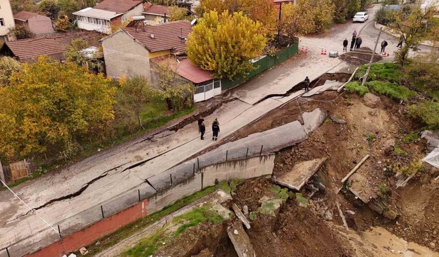 Okul inşaatının yanında çöken yol görüntülendi