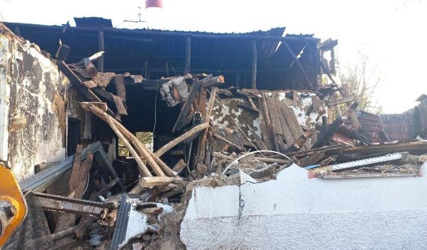 Tek katlı evde yangın: 1 saatte söndürüldü