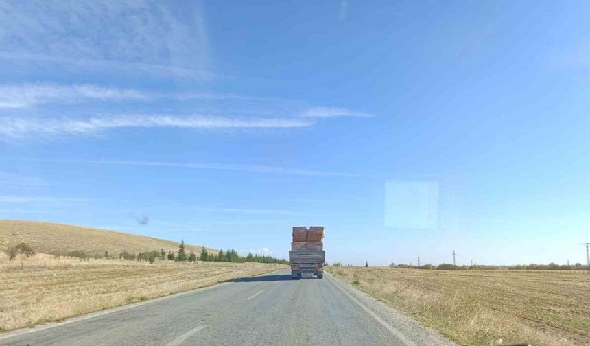 Tırın taşıdığı tuğlalar ile tehlikeli yolculuğu kameraya yansıdı