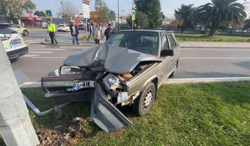 Yaya çarpmamak için fren yaptı, direğe çarptı