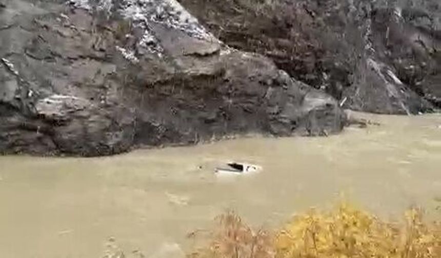 Kamyonet Zap Suyu’na uçtu: 2 ölü, 3 yaralı