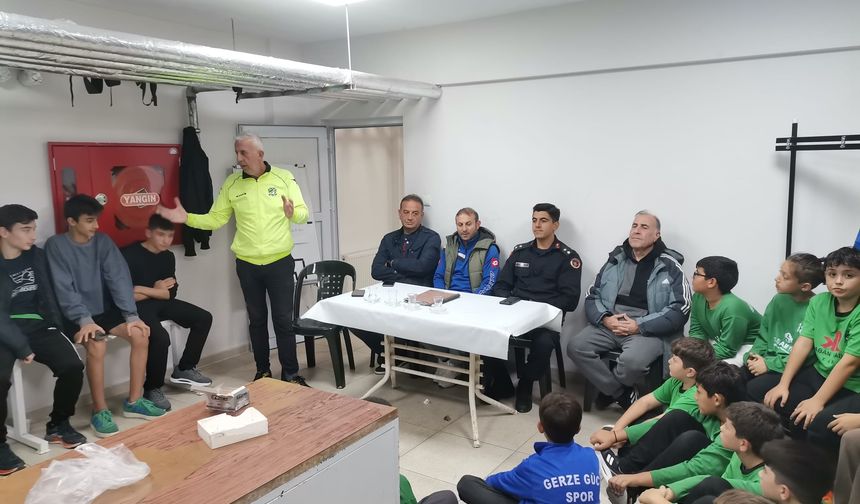 İlçe Jandarma Komutanı Ahmet Göl’den Gerze Gücü futbolcularına ziyaret