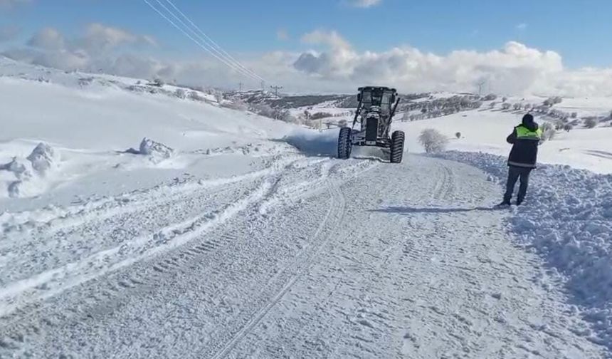 Ekipler kar mesaisini aralıksız sürdürüyor