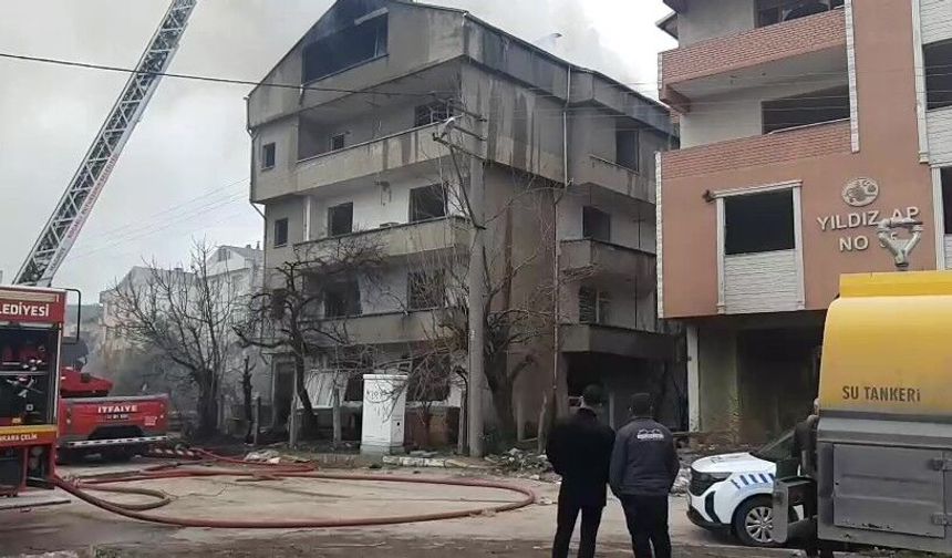 Yıkımı süren binanın çatı katında yangın