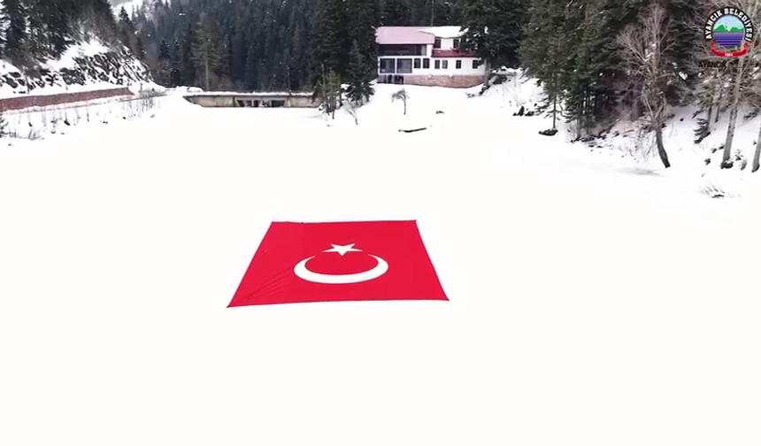 Buz tutan Akgöl Türk bayrağını bağrına bastı