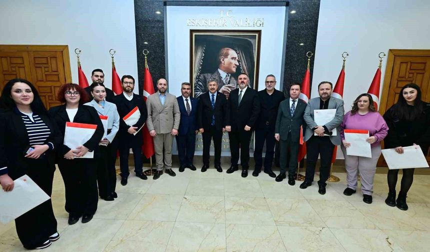 Gazeteciler basın kartlarını Vali Erdinç Yılmaz'dan aldı
