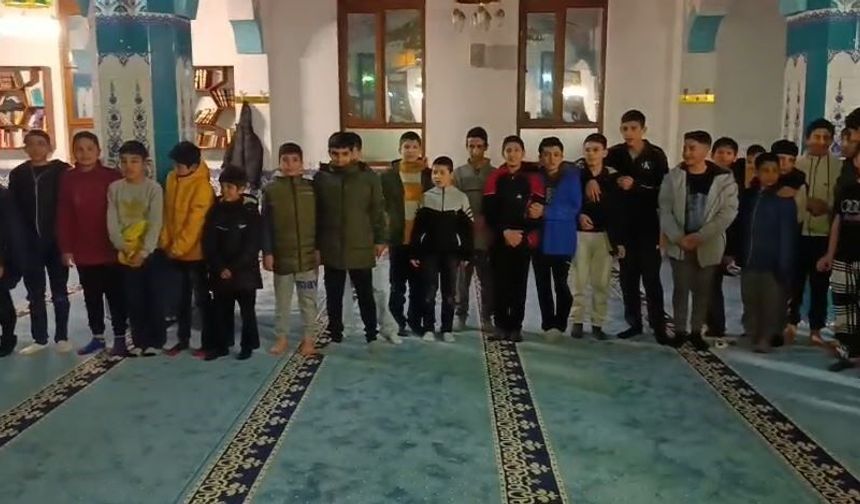 Çocuklardan 'Kabe'de hacılar hu der Allah' ilahisi