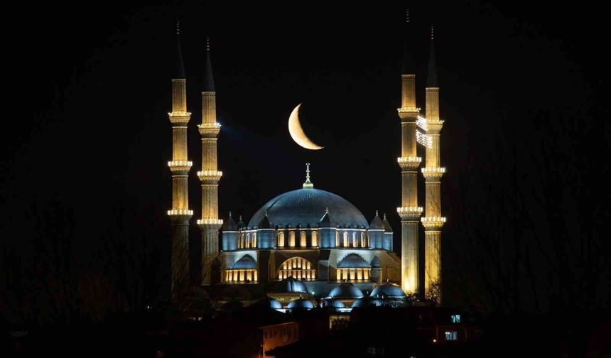 Gökyüzünde beliren hilal büyüledi