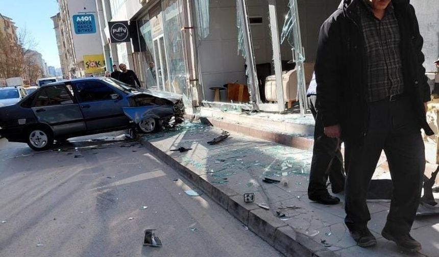 Otomobil mobilya mağazasına girdi