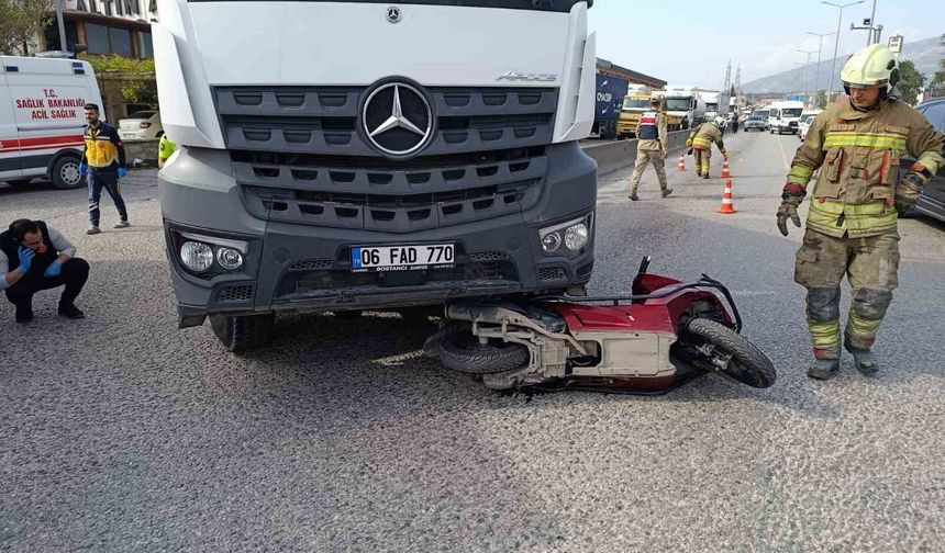 Kamyonun altında kalarak ezilen motosiklet sürücüsü öldü