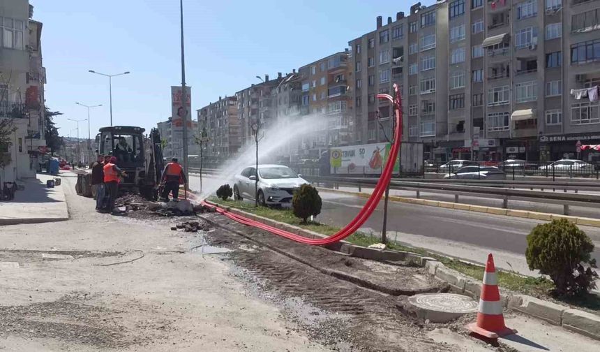 Kazı yaparken su borusu patladı, su caddeyi esir aldı