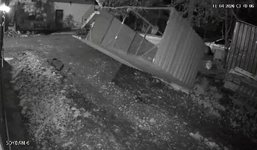Kuvvetli fırtına tavuk kümesini uçurdu, o anlar kamerada
