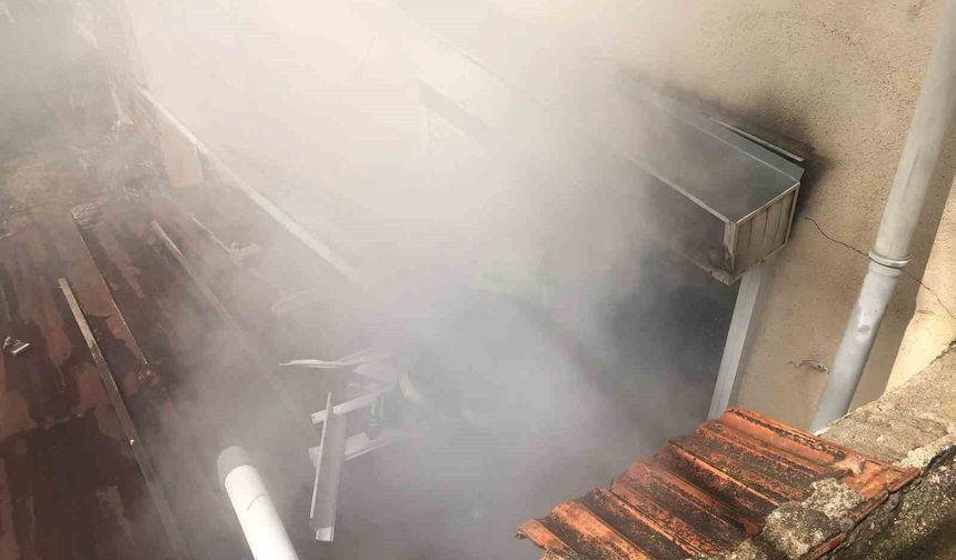 Yangında mahsur kalan 2 kadını ekipler kurtardı