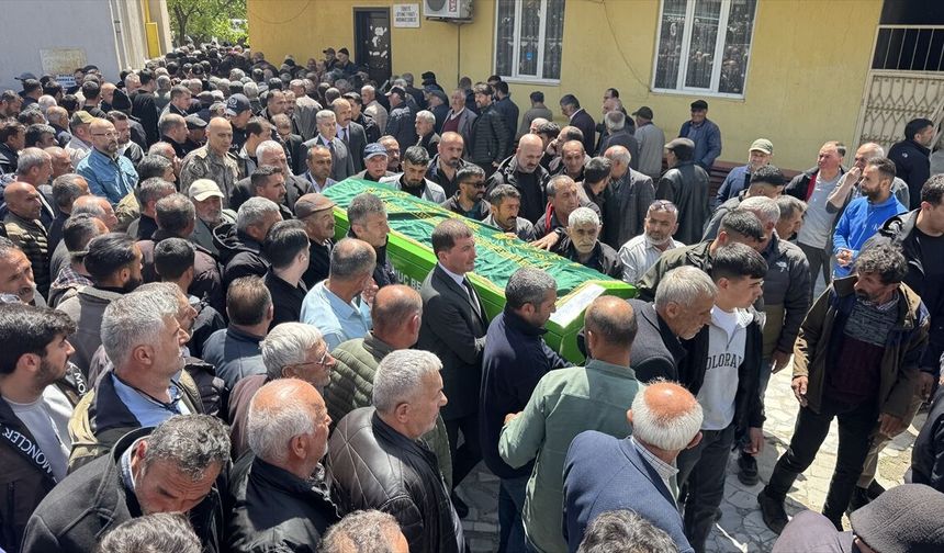 Çığ altında kalan çobanın cenazesi defnedildi