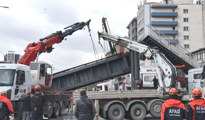 Damperi açık kamyon üst geçite çarptı
