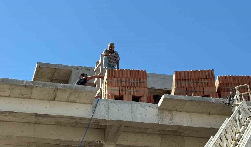 İnşaatta mahsur kalan ustayı itfaiye ekipleri kurtardı