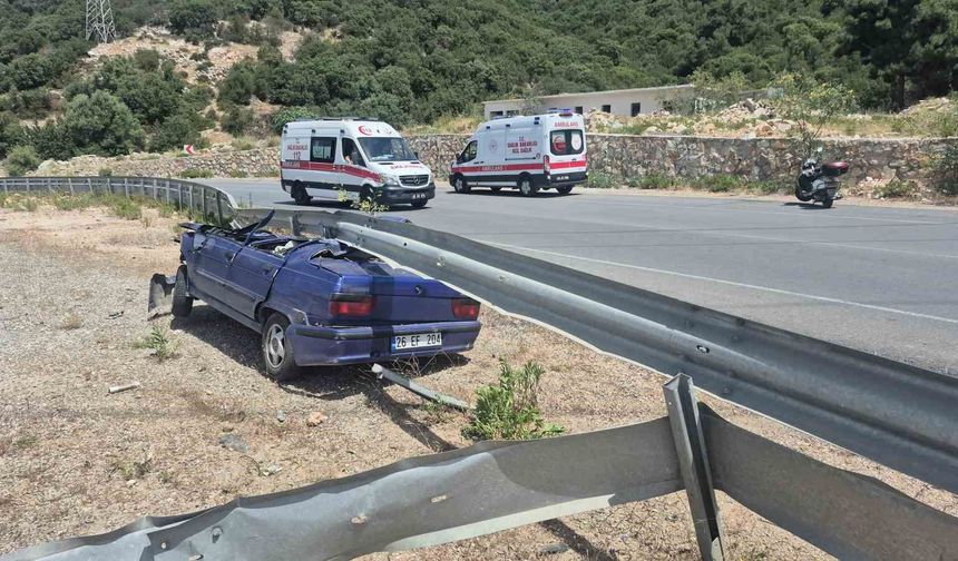 Otomobil çelik bariyerin altına girdi
