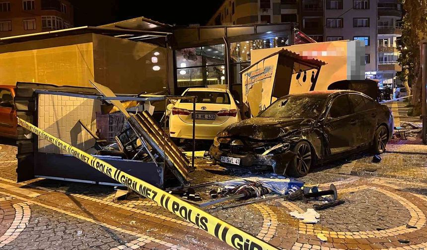 Otomobil otobüs durağına daldı