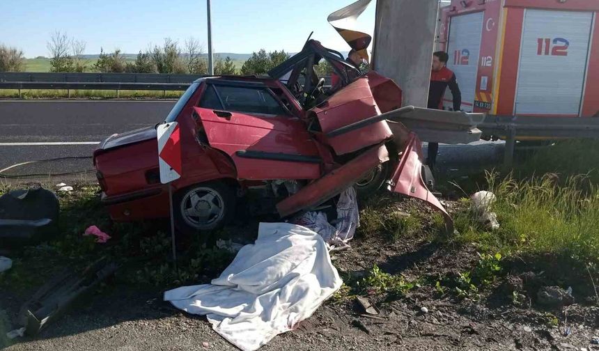 Otomobil yön tabelasına çarptı: 2 ölü, 1 yaralı