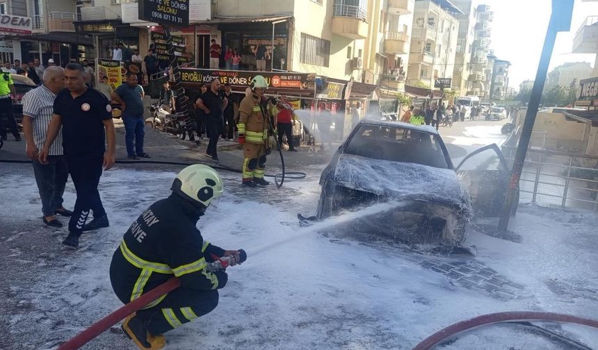 Seyir halindeki otomobilin motoru alev aldı