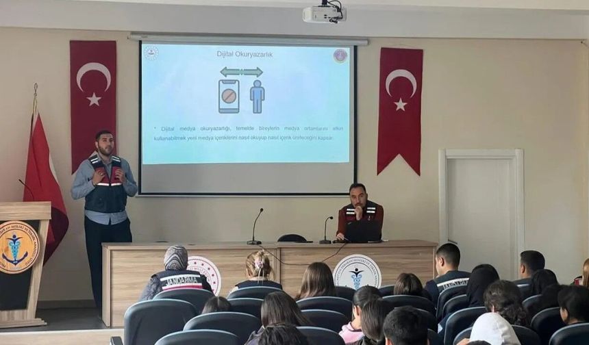 Sinop'ta öğrencilere siber tehlikelere karşı bilgi verildi