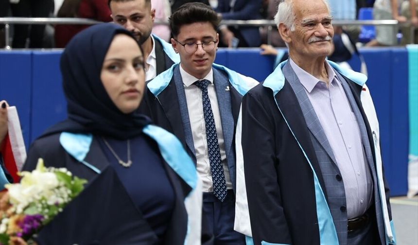 Hayali olan bölümden 75 yaşında mezun oldu