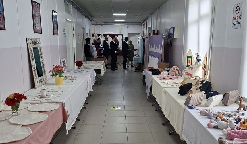 Kursiyerlerin bir yıllık emeği sergilendi