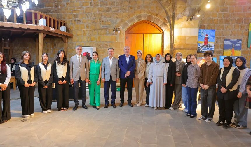 Lise öğrencileri resim sergisi açtı