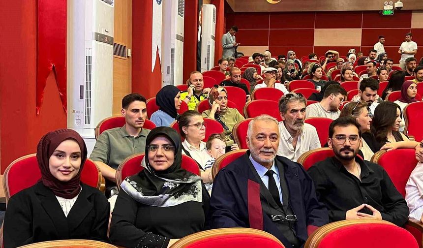 Baba ve kızı aynı gün diploma aldı