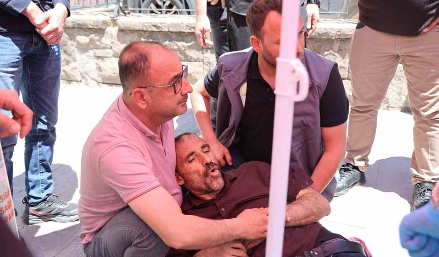 Cenaze çıkışında yol verme kavgası kanlı bitti