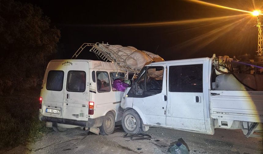 Kamyonet ile minibüs çarpıştı: 7 yaralı