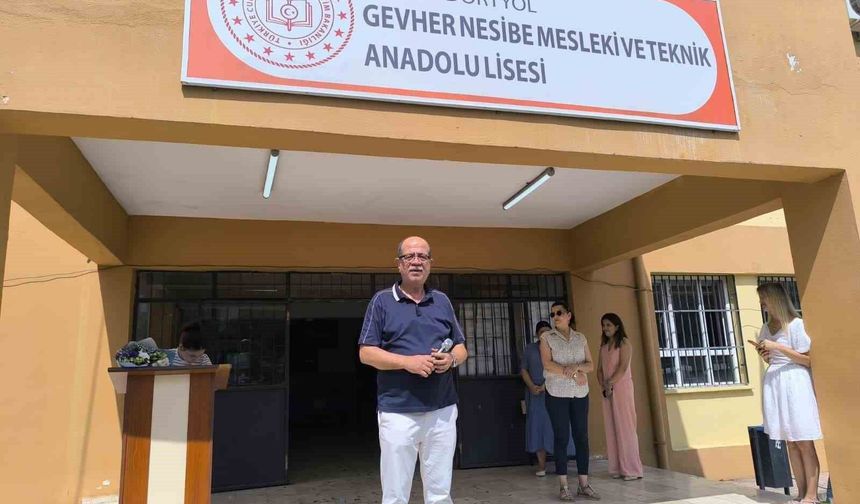 Öğrencilerinden helallik alarak emekliliğe ayrıldı