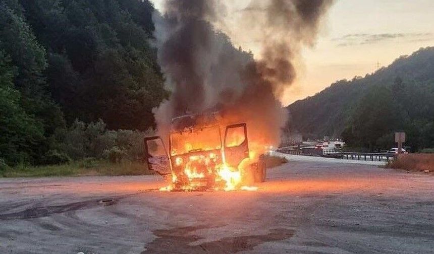 Seyir halindeki tır alev aldı