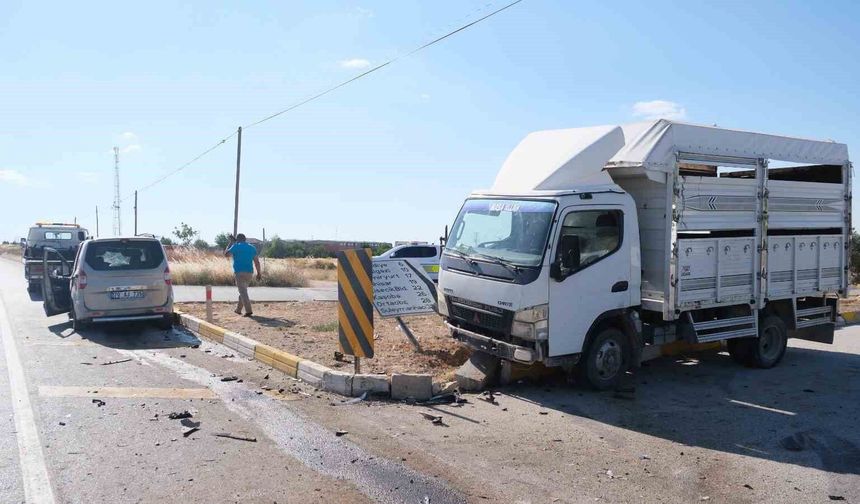Ticari araçla kamyonet çarpıştı: 1 yaralı