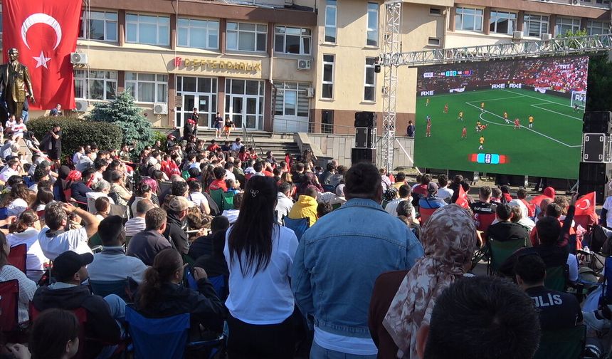 Sinop'ta A Milli Futbol Takımı'nın maçı dev ekrandan izlendi